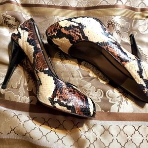 Aprox 3 inch peep toe with snake skin